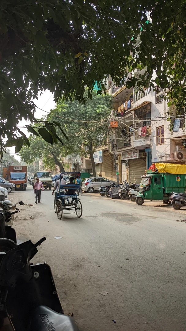 दिल्ली की सुबह की सड़क