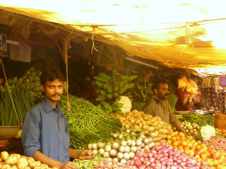 भारत के स्थानीय बाज़ार में ताज़ी सब्ज़ियाँ